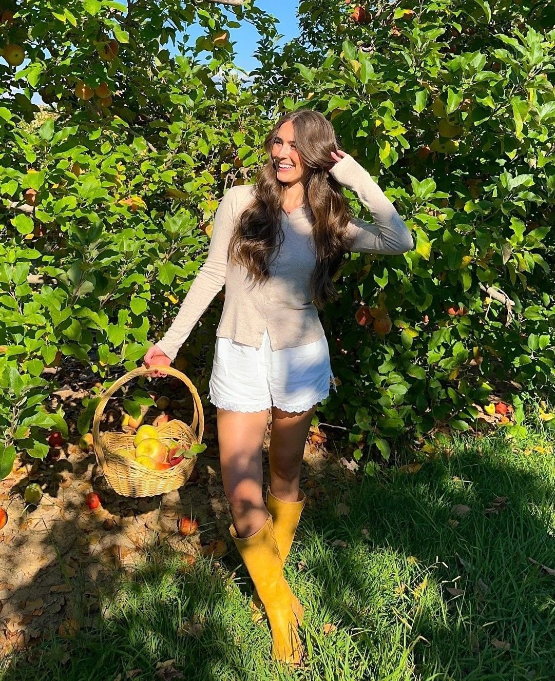 22 Apple Picking Outfits for Women to Try This Fall apple picking outfits for women 1