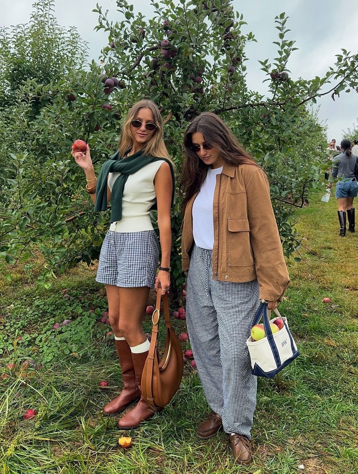 22 Apple Picking Outfits for Women to Try This Fall apple picking outfits for women 11