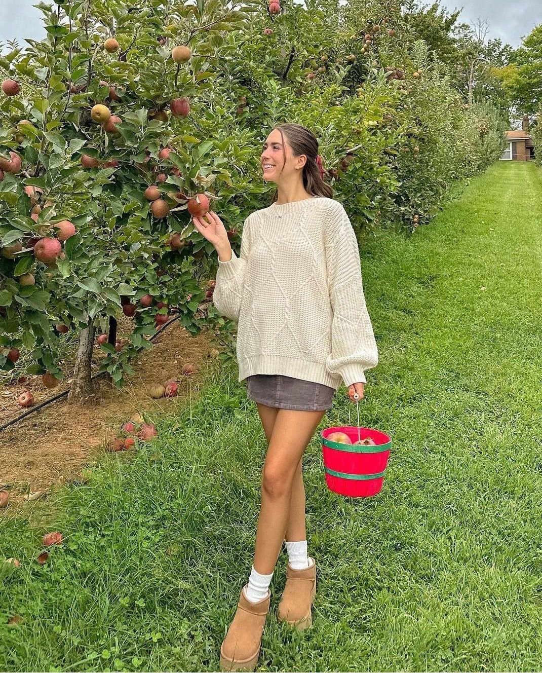 22 Apple Picking Outfits for Women to Try This Fall apple picking outfits for women 13