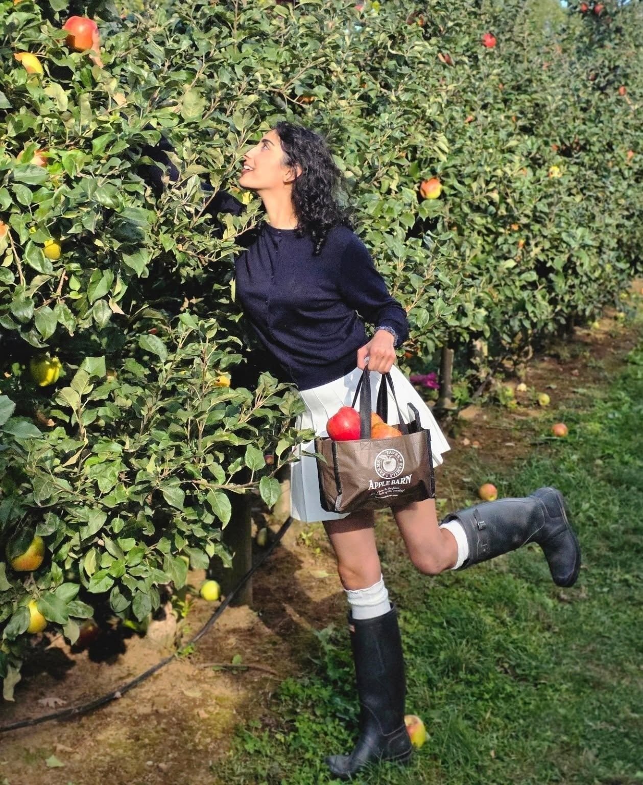 22 Apple Picking Outfits for Women to Try This Fall apple picking outfits for women 15