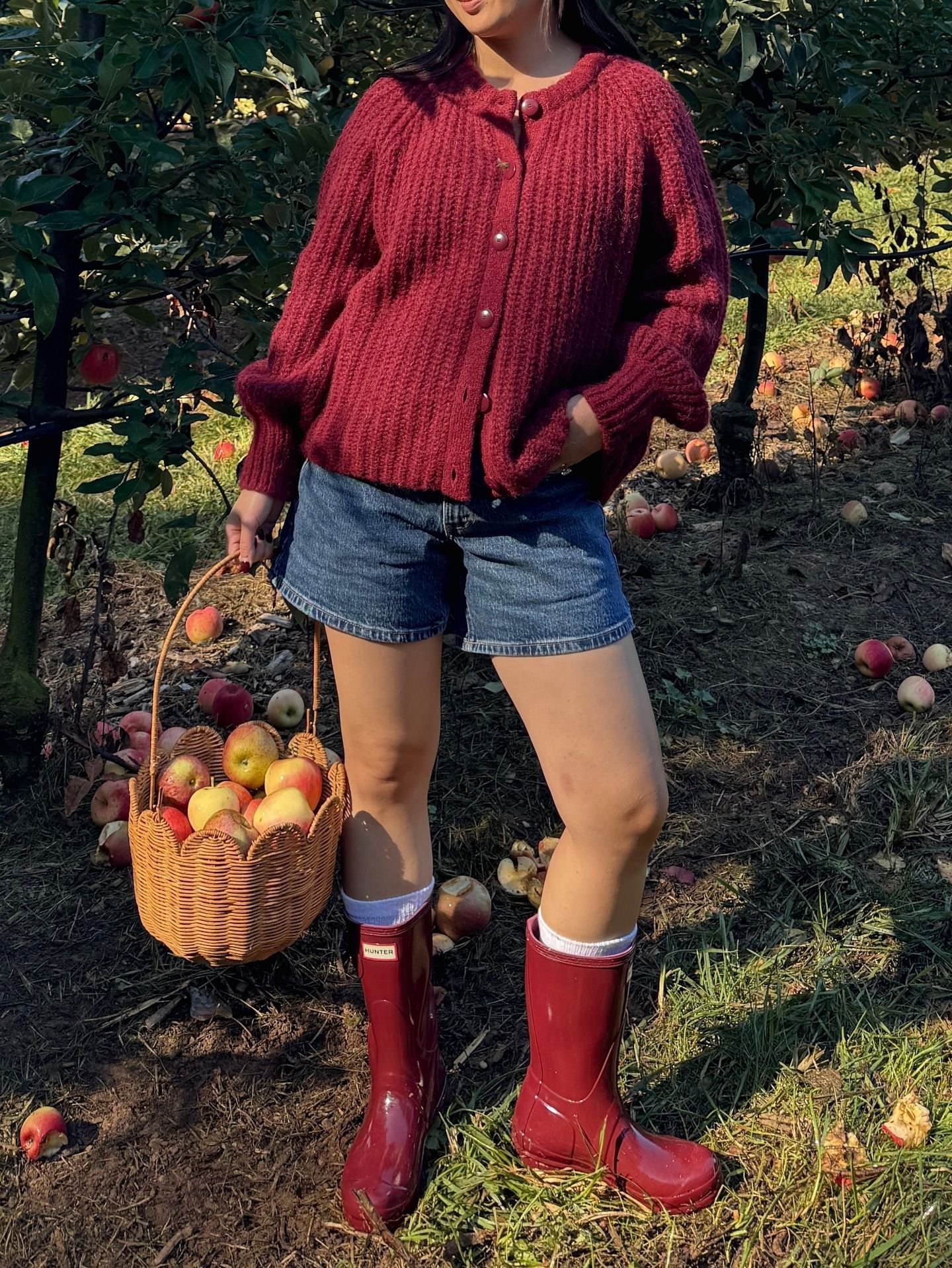 22 Apple Picking Outfits for Women to Try This Fall apple picking outfits for women 16