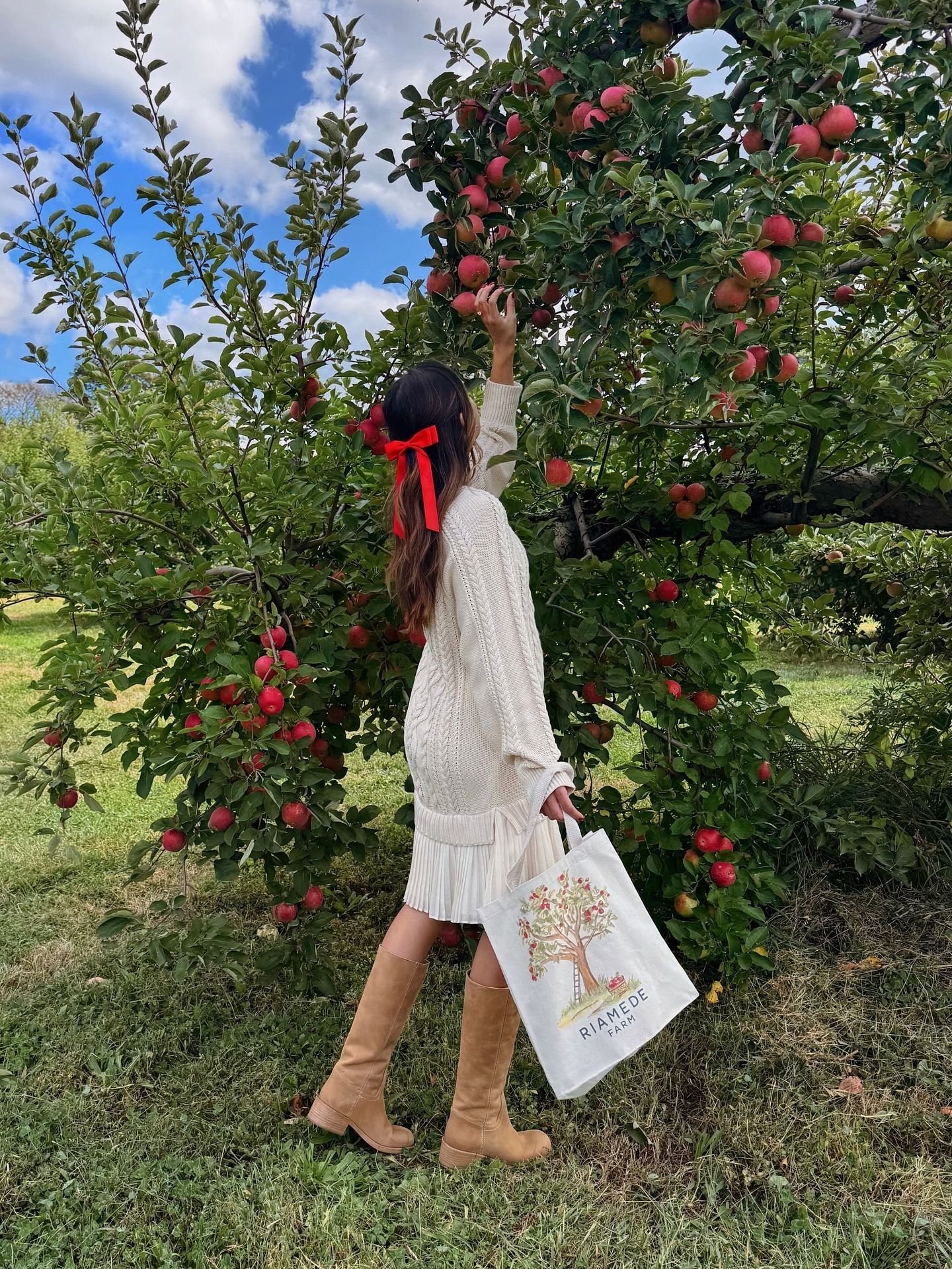 22 Apple Picking Outfits for Women to Try This Fall apple picking outfits for women 17