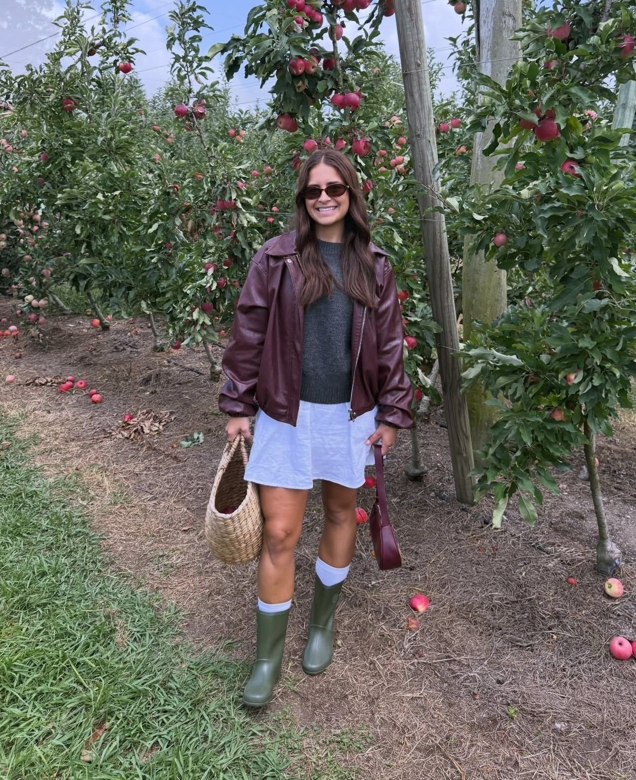 22 Apple Picking Outfits for Women to Try This Fall apple picking outfits for women 19