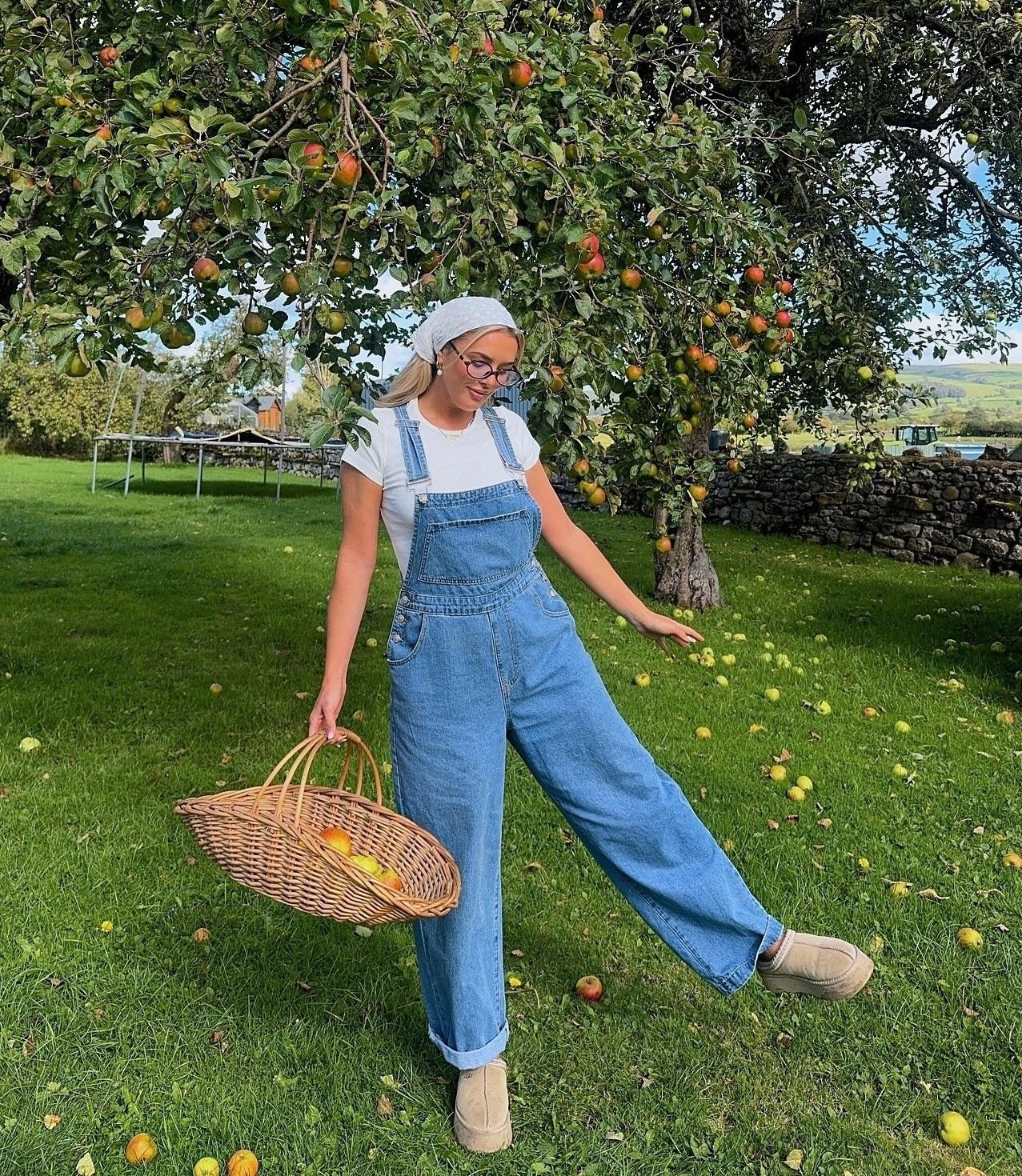 22 Apple Picking Outfits for Women to Try This Fall apple picking outfits for women 21