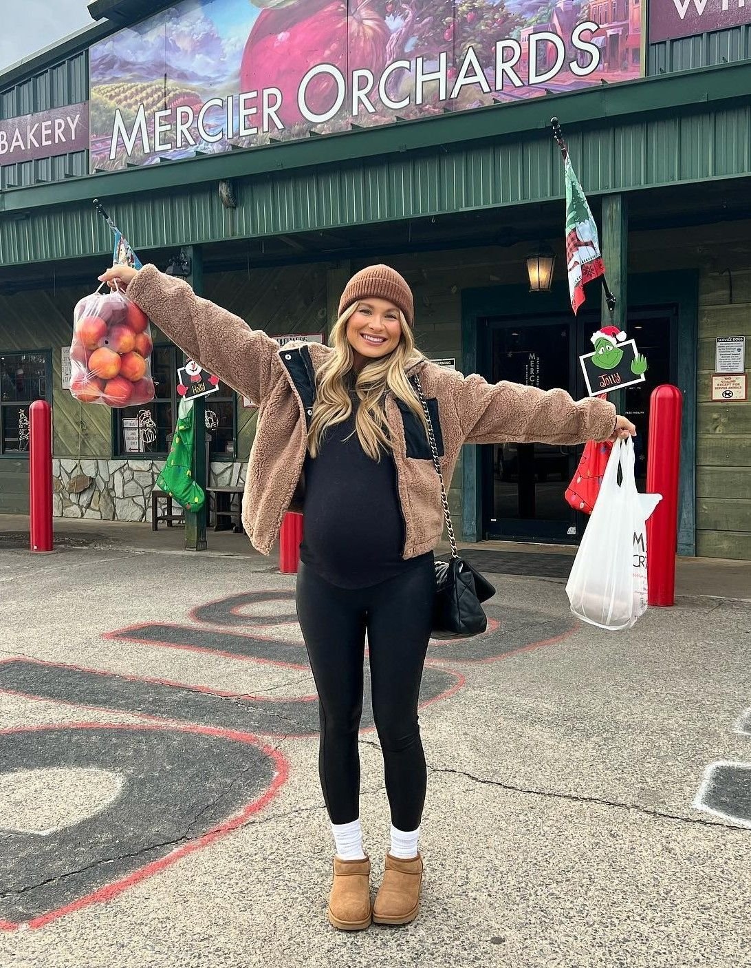 22 Apple Picking Outfits for Women to Try This Fall apple picking outfits for women 3