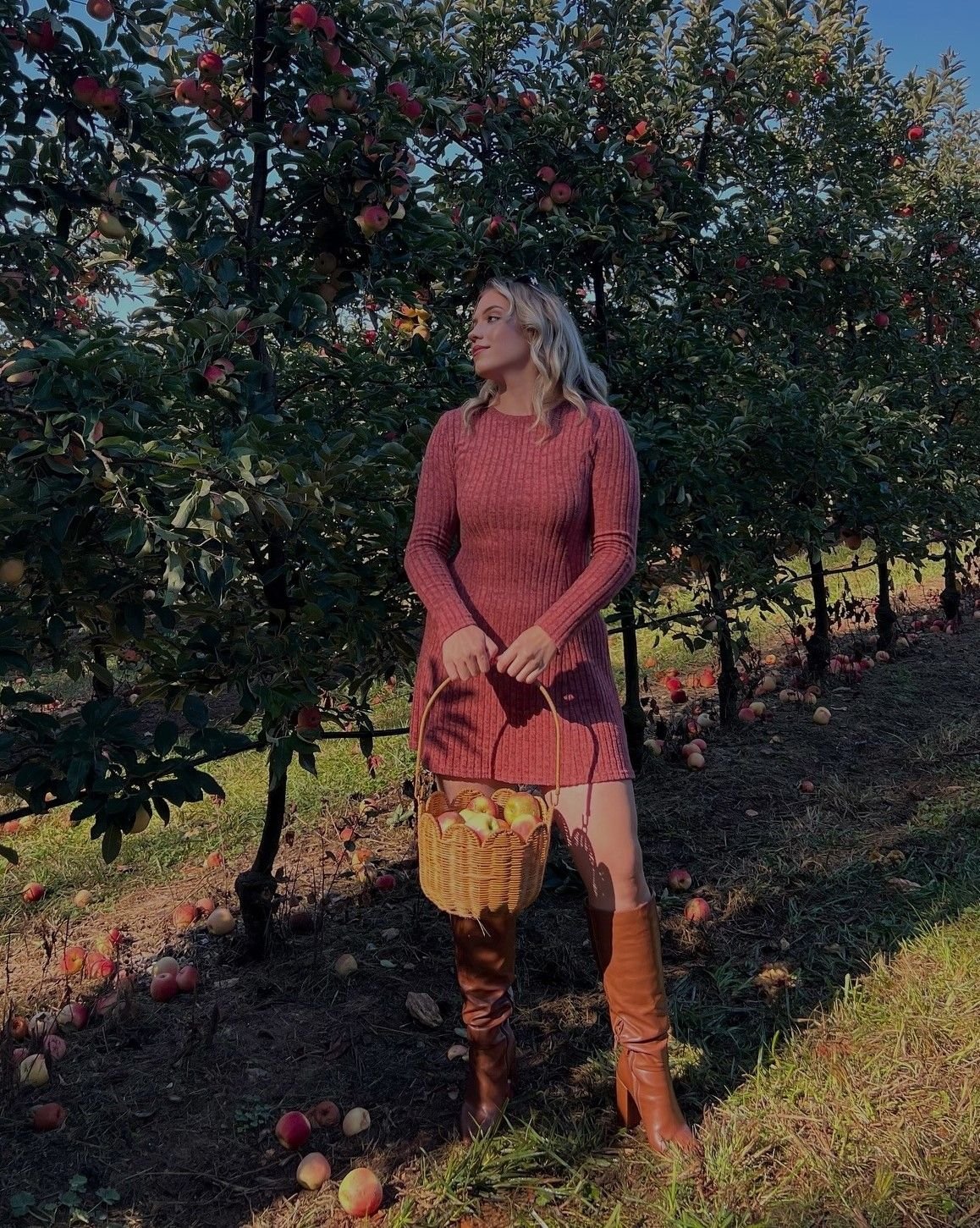 22 Apple Picking Outfits for Women to Try This Fall apple picking outfits for women 5