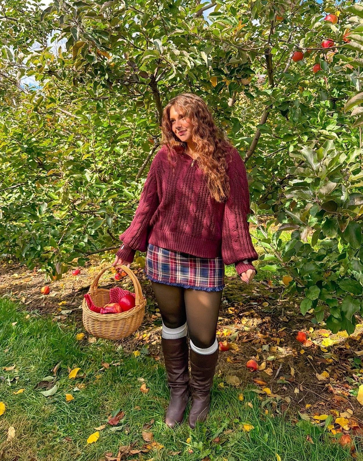 22 Apple Picking Outfits for Women to Try This Fall apple picking outfits for women 6
