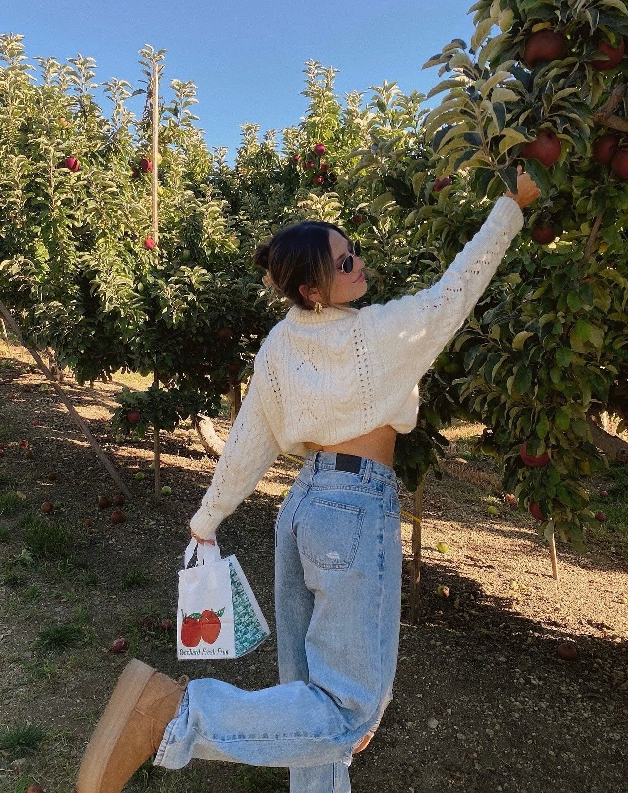 22 Apple Picking Outfits for Women to Try This Fall apple picking outfits for women 7