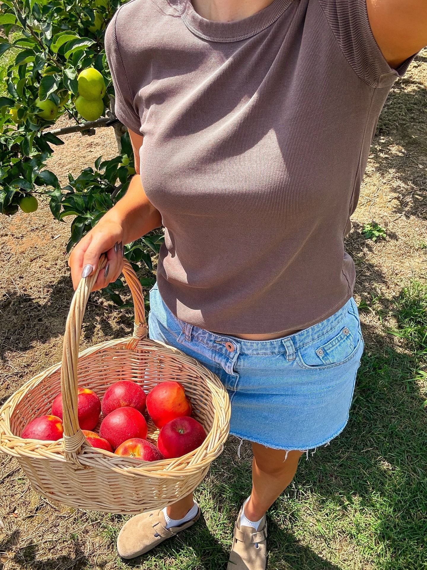 22 Apple Picking Outfits for Women to Try This Fall apple picking outfits for women 8