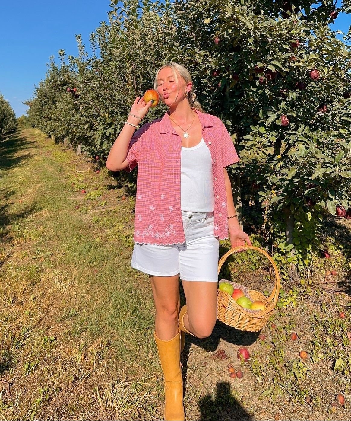 22 Apple Picking Outfits for Women to Try This Fall apple picking outfits for women 9