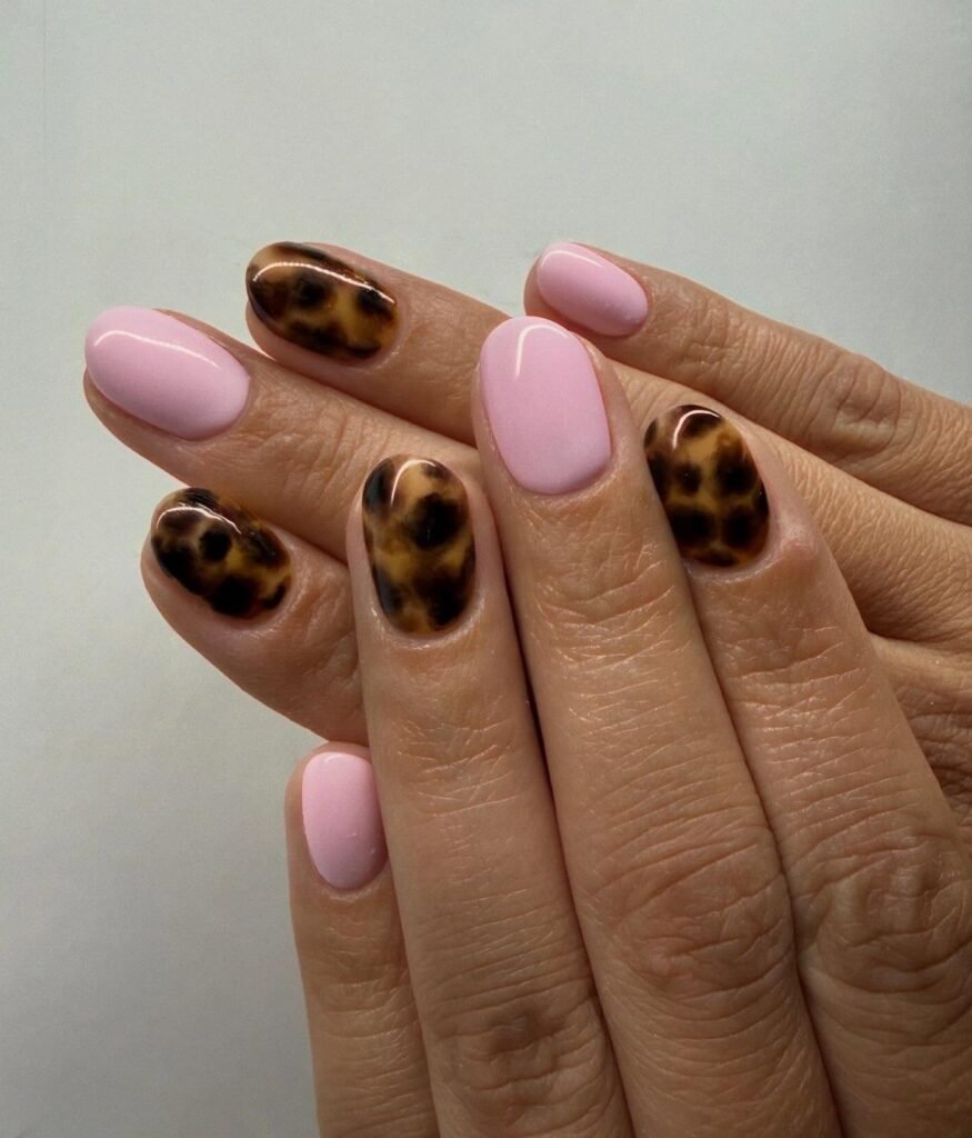 22 Tortoise Shell Nails Perfect for Autumn 2026 tortoise shell nail ideas 1 1