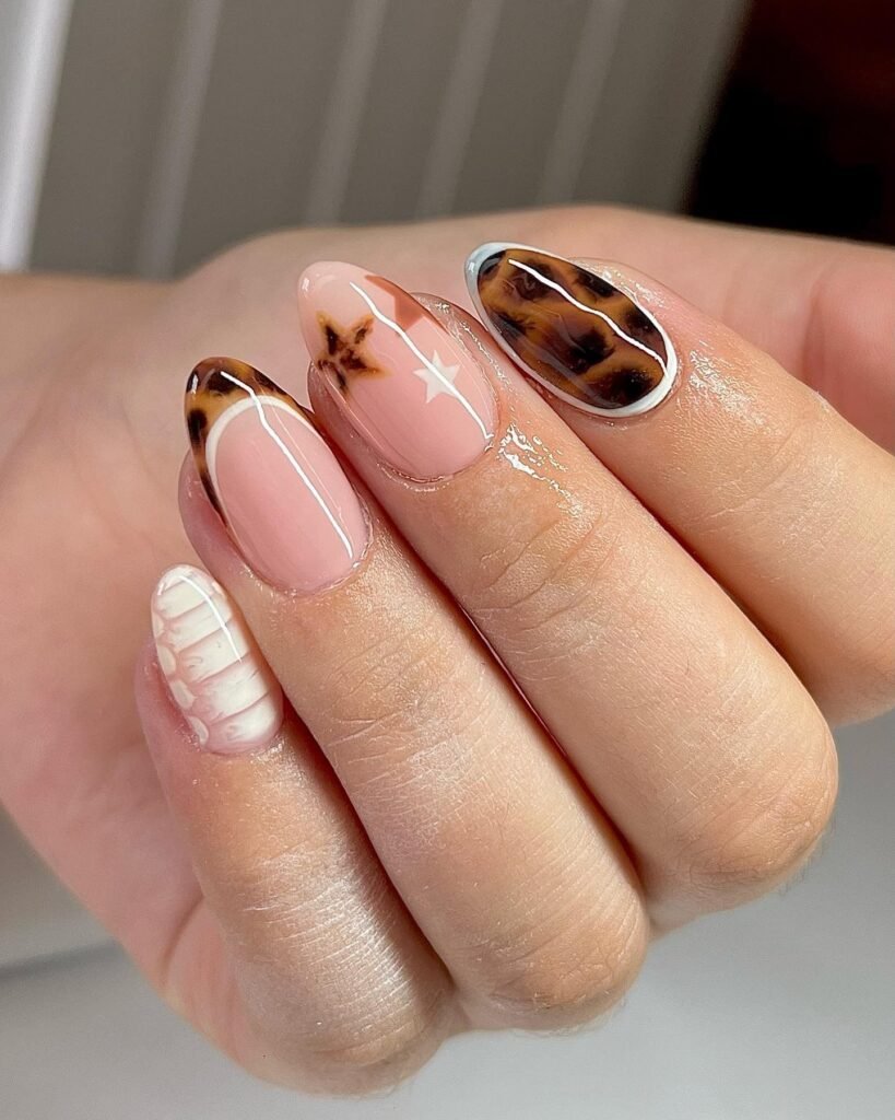 22 Tortoise Shell Nails Perfect for Autumn 2026 tortoise shell nail ideas 1 5