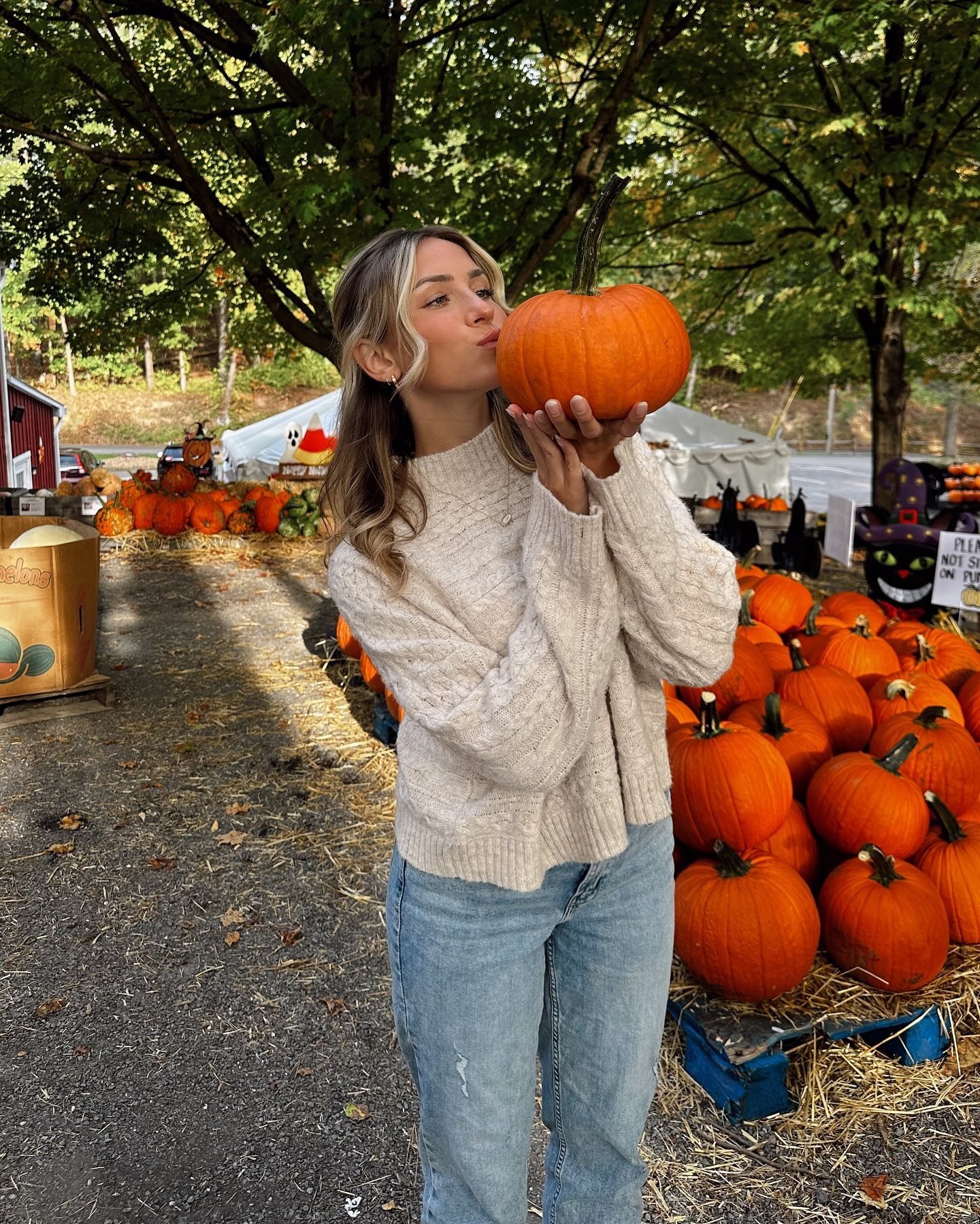 23 Pumpkin Patch Outfits for Women: Easy and Stylish Fall Looks imageye pumpkin patch outfits for women 11