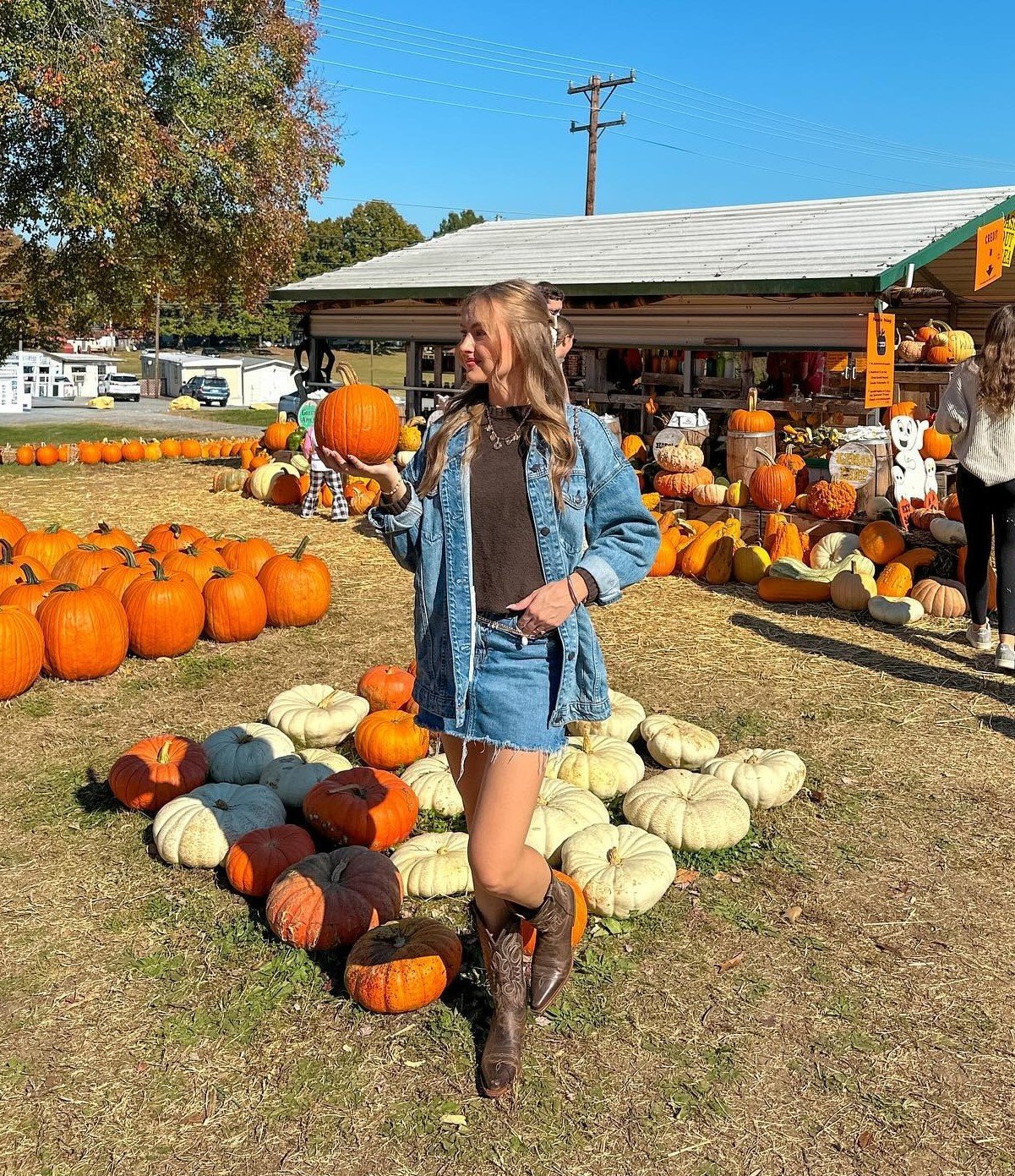 23 Pumpkin Patch Outfits for Women: Easy and Stylish Fall Looks imageye pumpkin patch outfits for women 3