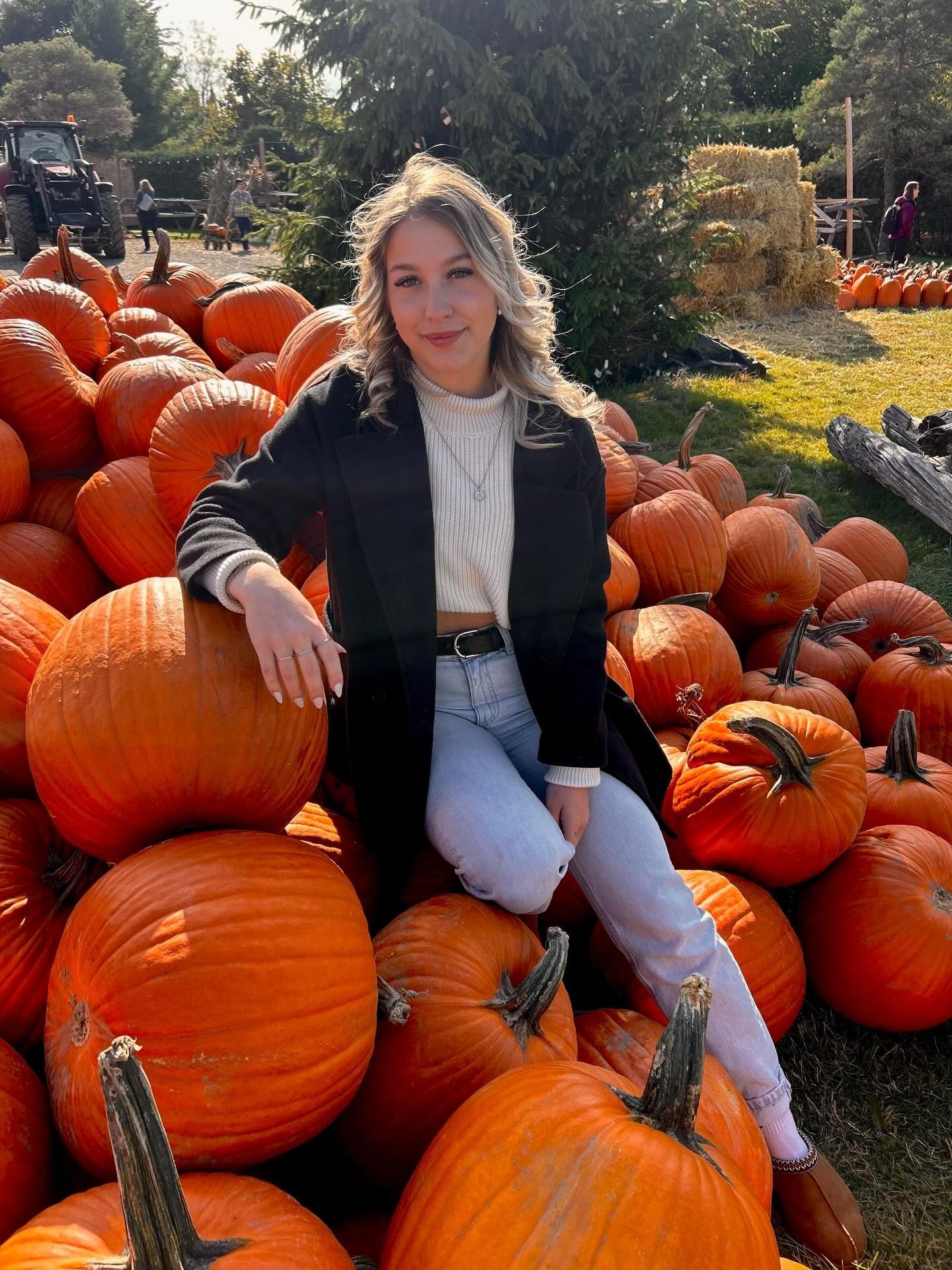 23 Pumpkin Patch Outfits for Women: Easy and Stylish Fall Looks imageye pumpkin patch outfits for women 7