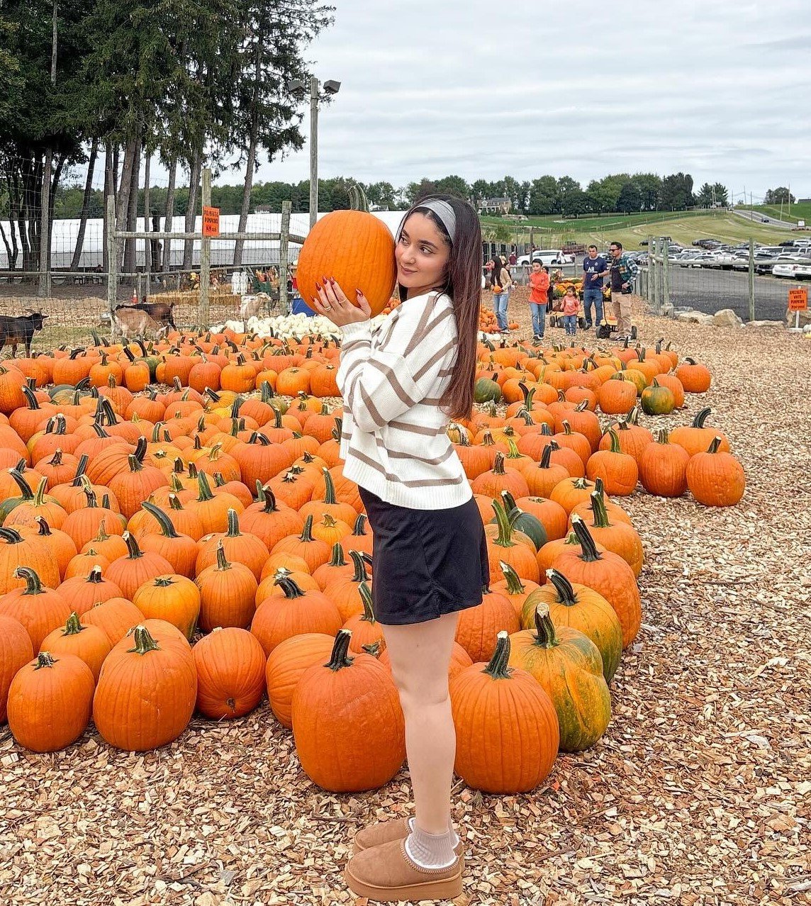 23 Pumpkin Patch Outfits for Women: Easy and Stylish Fall Looks imageye pumpkin patch outfits for women 8