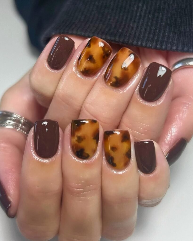 22 Tortoise Shell Nails Perfect for Autumn 2026 imageye tortoise shell nails (1)