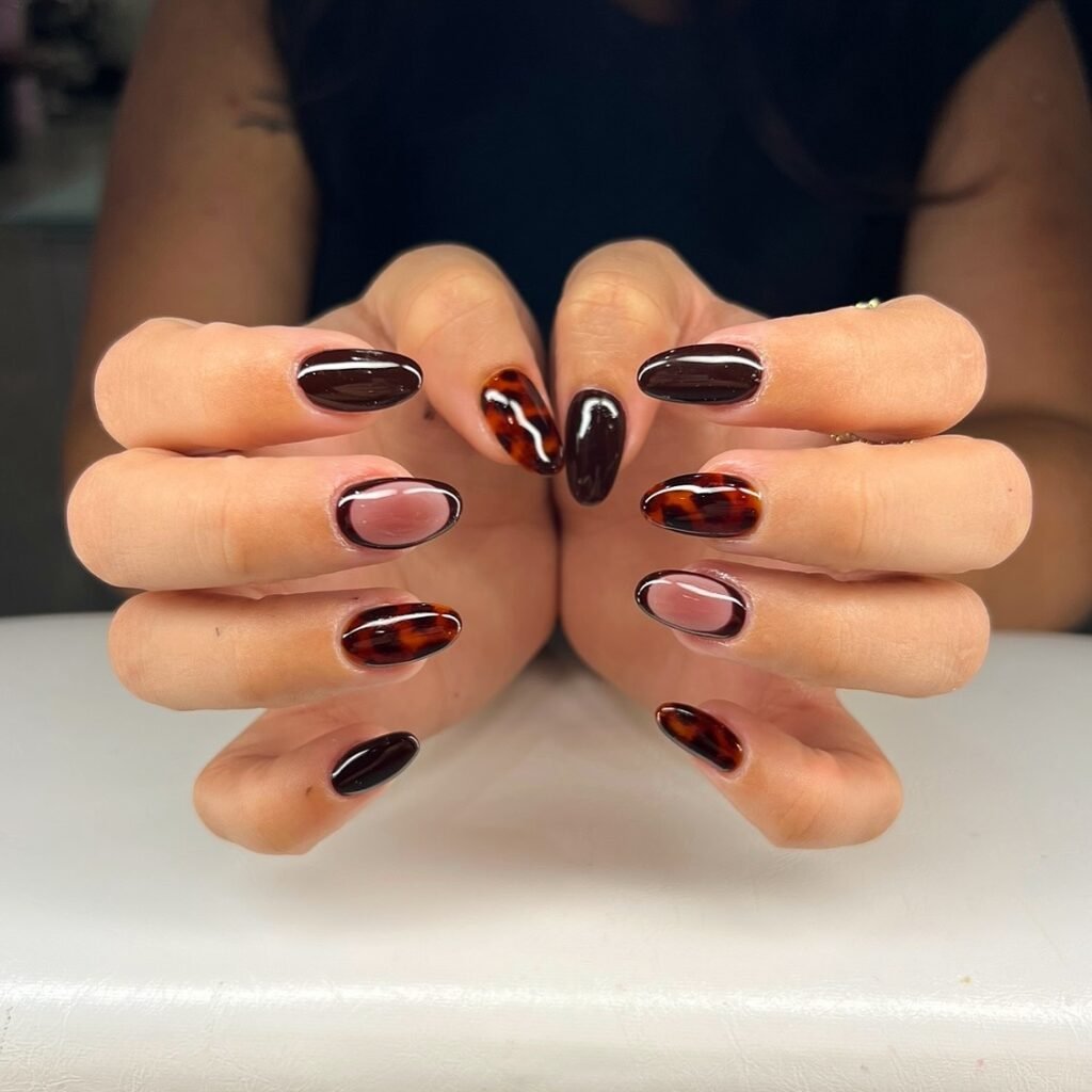22 Tortoise Shell Nails Perfect for Autumn 2026 imageye tortoise shell nails (2)