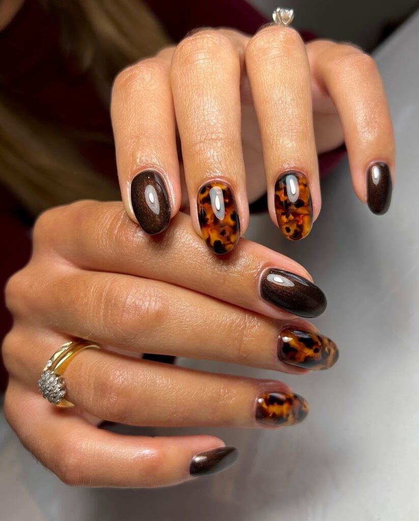 22 Tortoise Shell Nails Perfect for Autumn 2026 imageye tortoise shell nails (3)