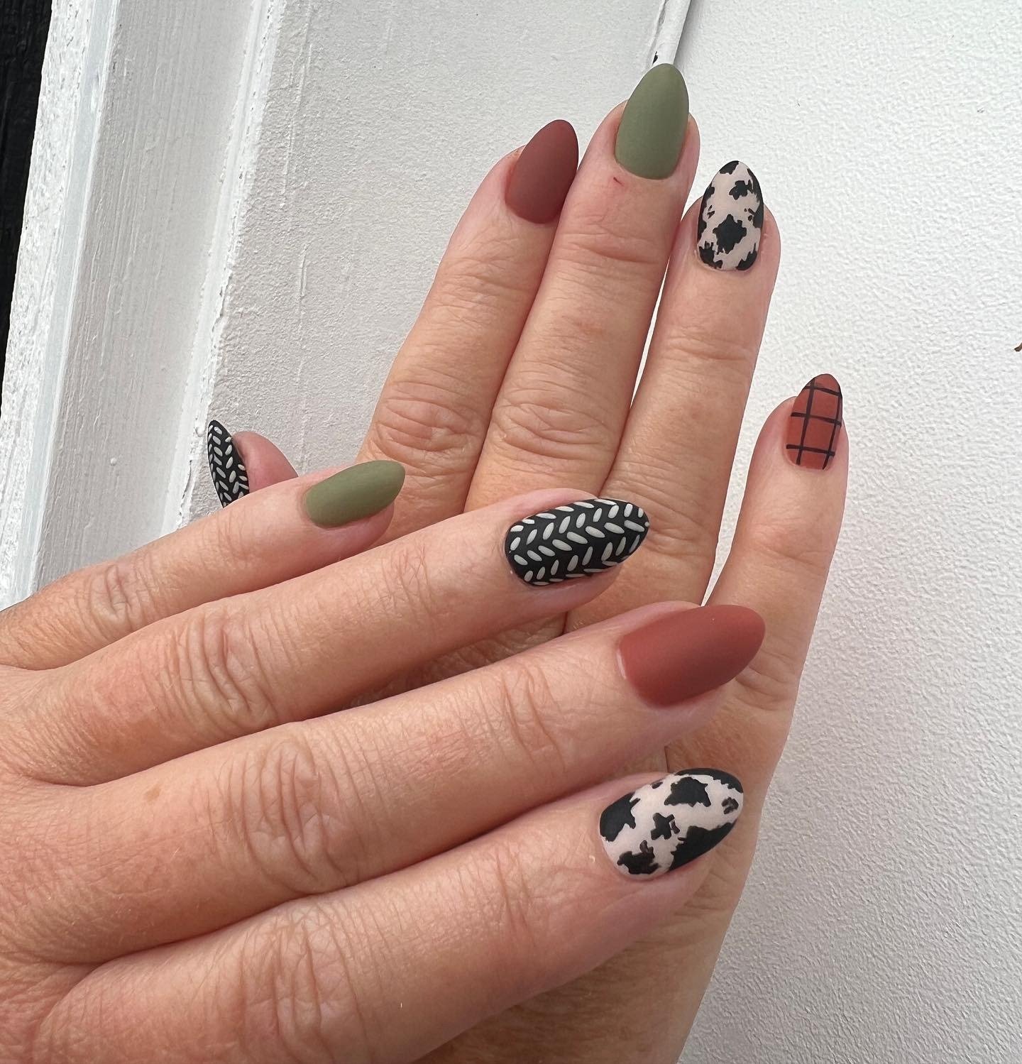 17 Fall Matte Nails Everyone Will Be Saving This Autumn fall matte nails 4