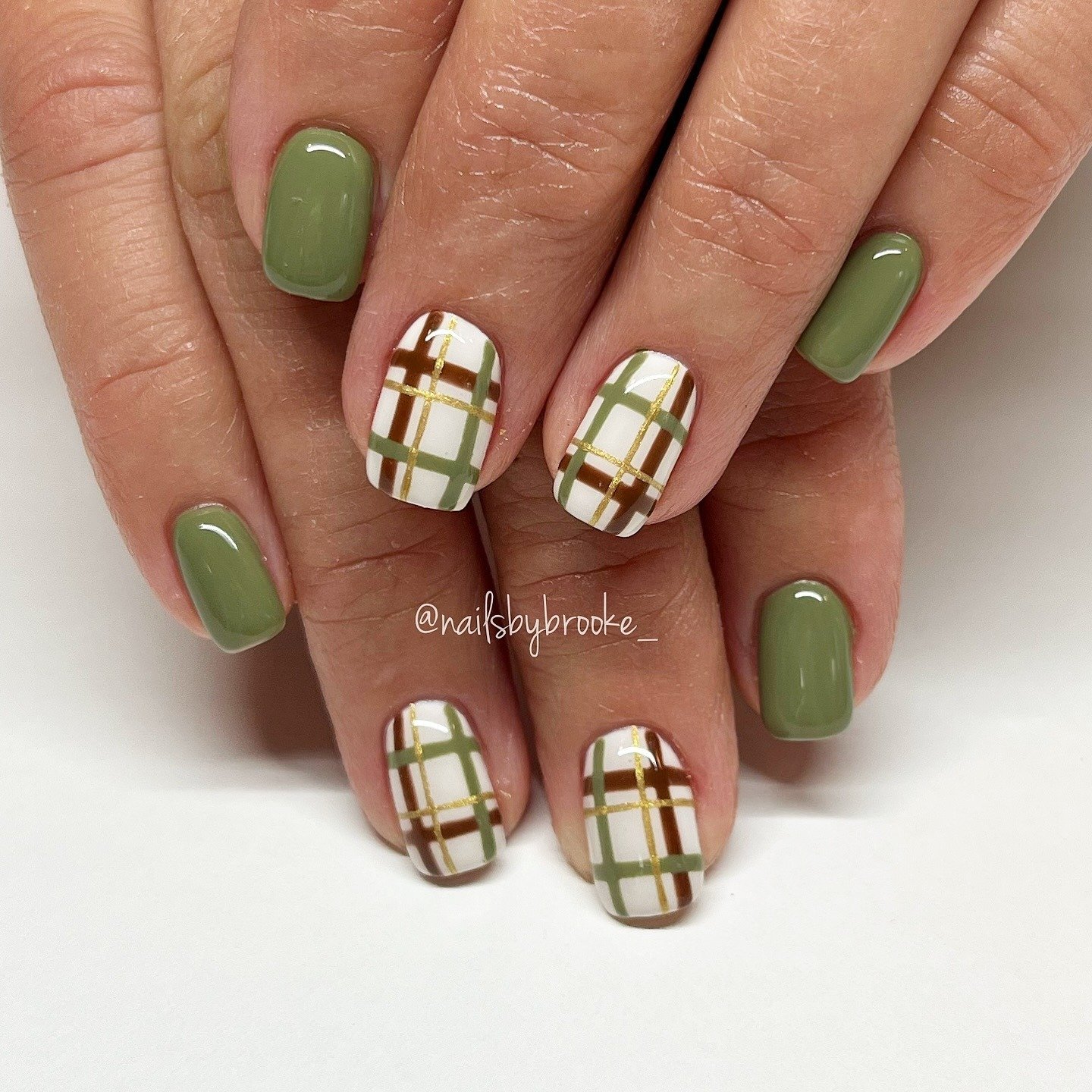 17 Plaid Nails That Make Cozy Season Even Better plaid nails 10