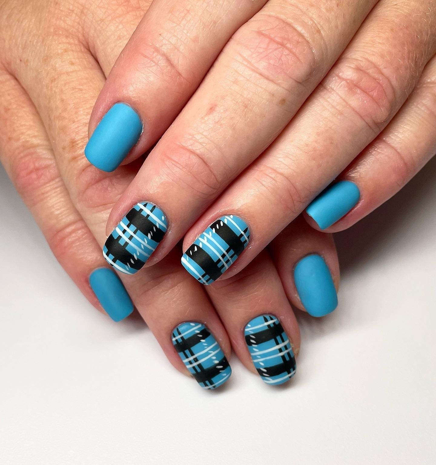 17 Plaid Nails That Make Cozy Season Even Better plaid nails 16