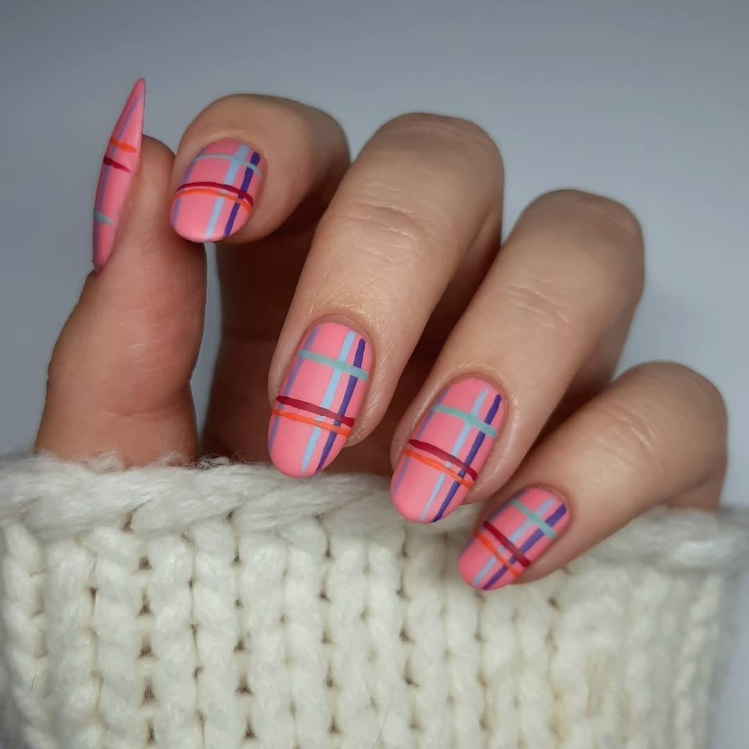 17 Plaid Nails That Make Cozy Season Even Better plaid nails 17
