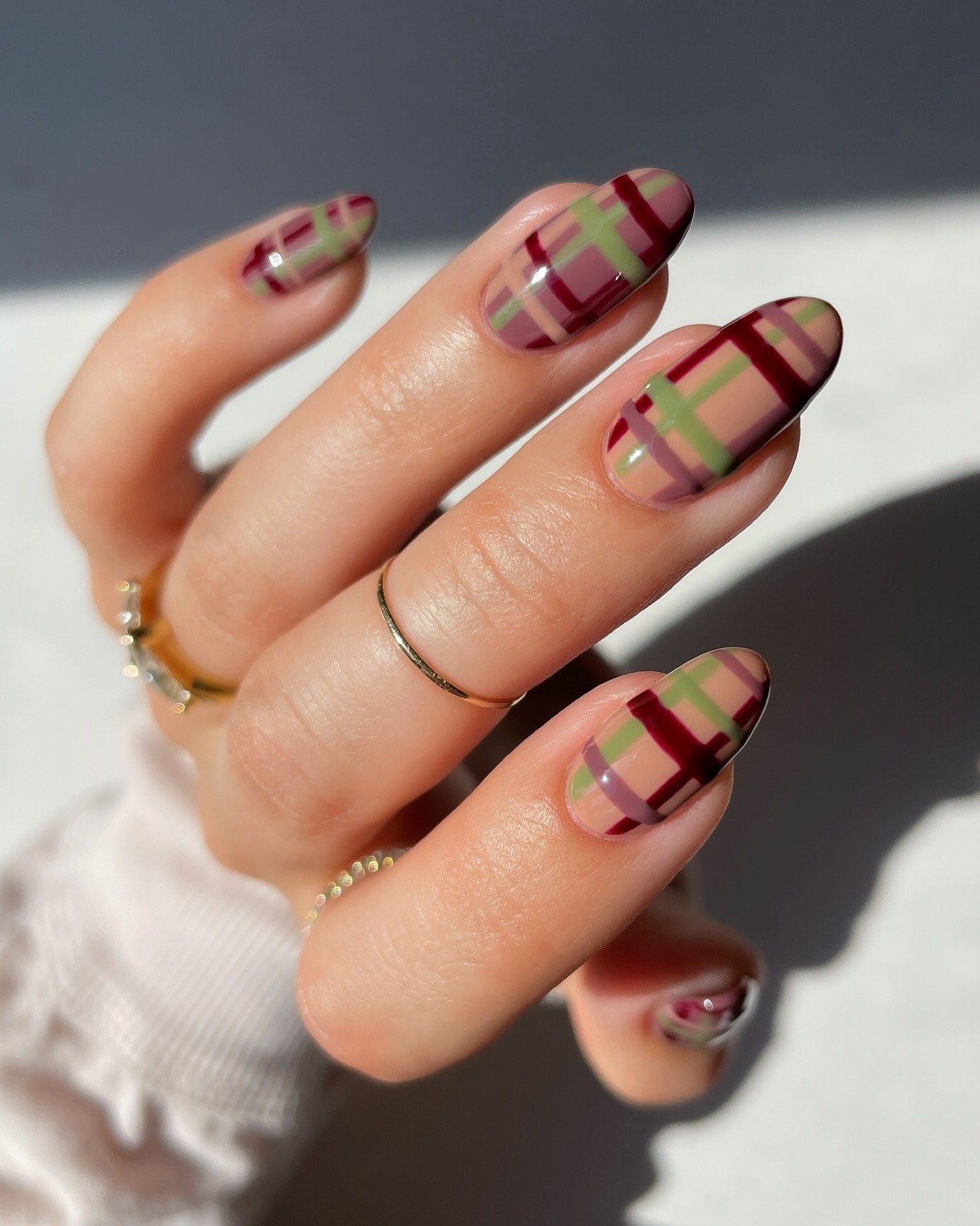 17 Plaid Nails That Make Cozy Season Even Better plaid nails 5